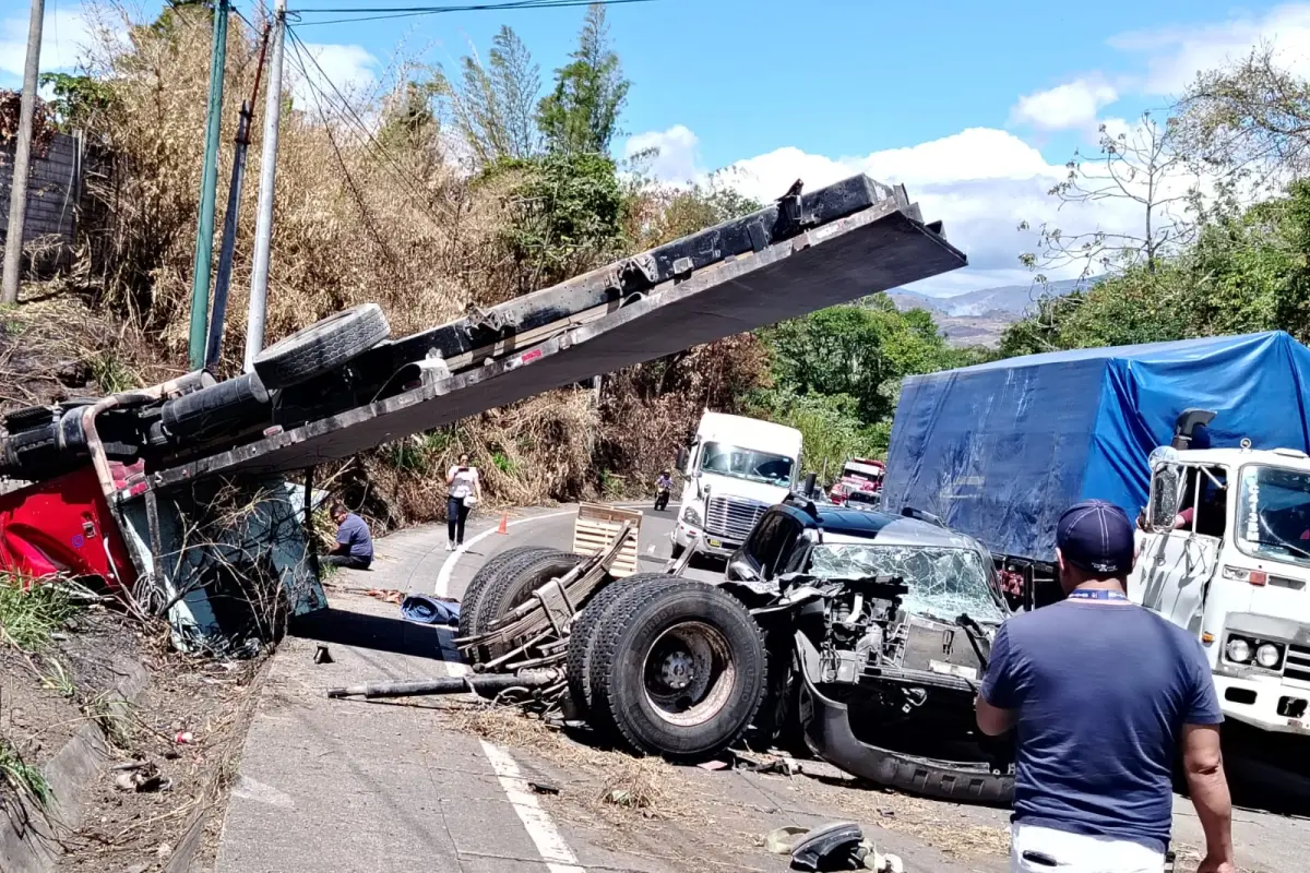Un camión y dos carros sedán chocaron en la carretera a El Salvador., Bomberos Voluntarios.