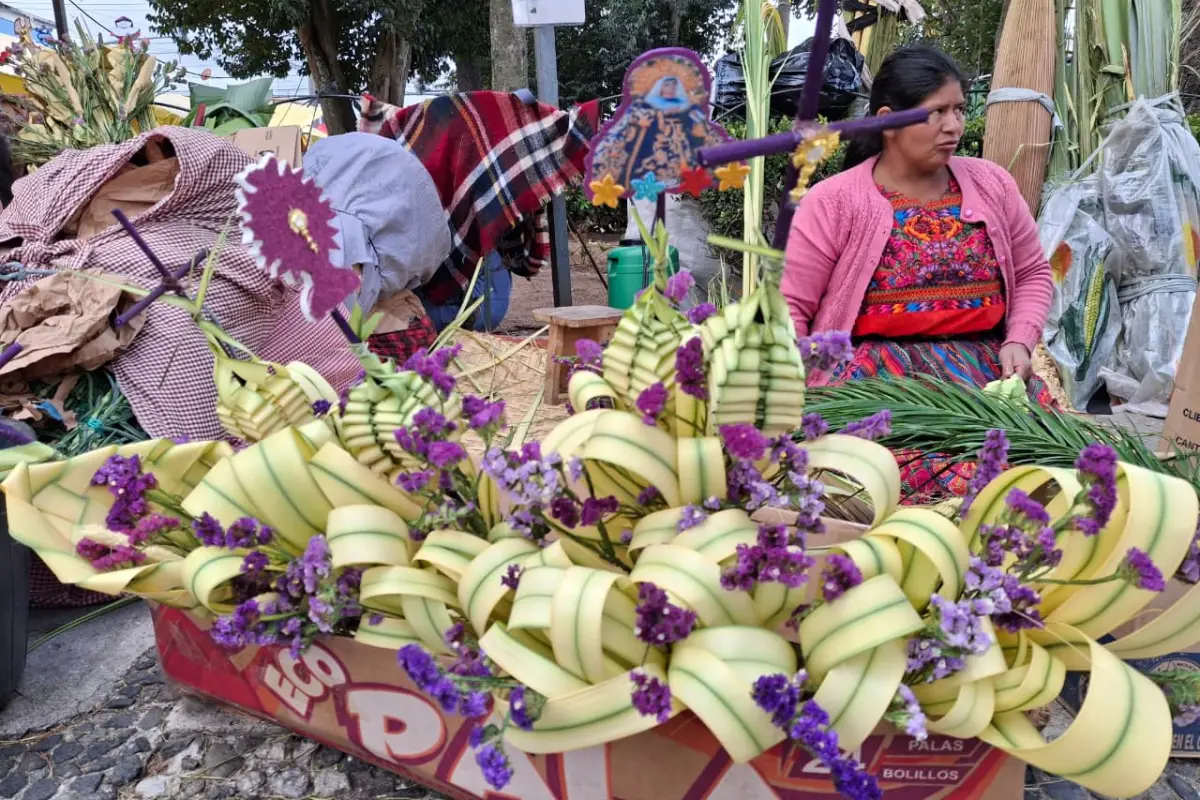 Las comerciantess ofrecen distintos tipos de ramos, a diferentes precios., Alex Meoño