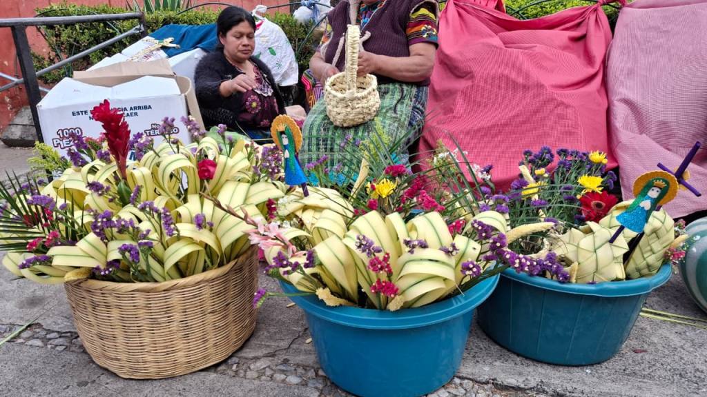 Vendedores llenan de color La Recolección con flores y ramos | Alex Meoño