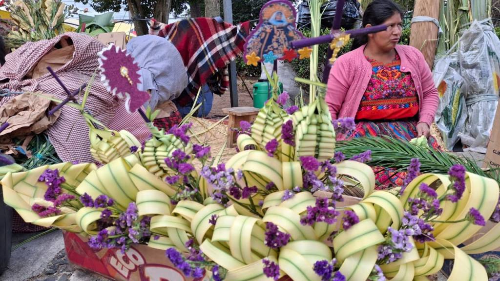 Vendedores llenan de color La Recolección con flores y ramos | Alex Meoño
