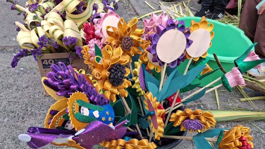 Vendedores llenan de color La Recolección con flores y ramos | Alex Meoño