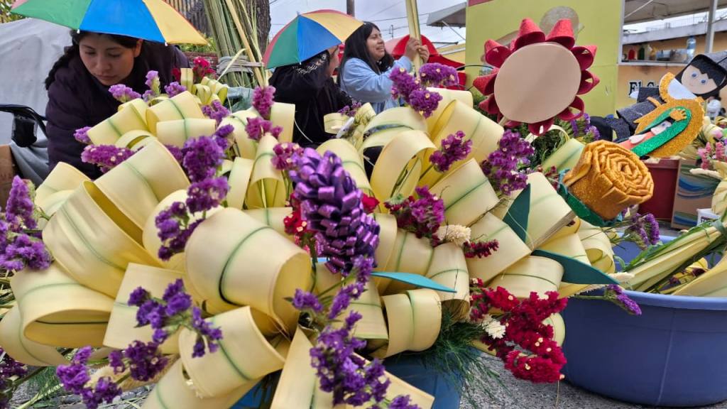 Vendedores llenan de color La Recolección con flores y ramos | Alex Meoño