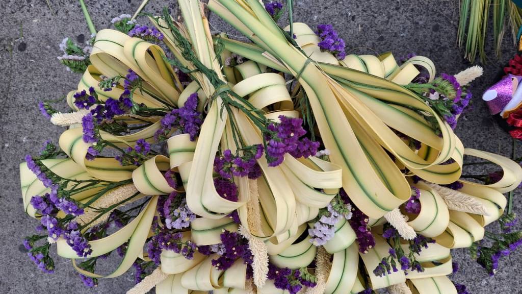 Vendedores llenan de color La Recolección con flores y ramos | Alex Meoño