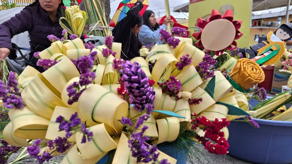 Vendedores llenan de color La Recolección con flores y ramos | Alex Meoño