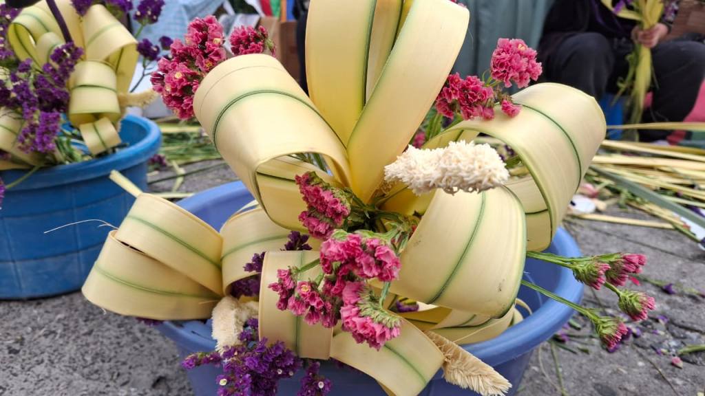 Vendedores llenan de color La Recolección con flores y ramos | Alex Meoño