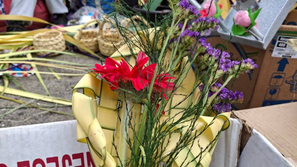 Vendedores llenan de color La Recolección con flores y ramos | Alex Meoño