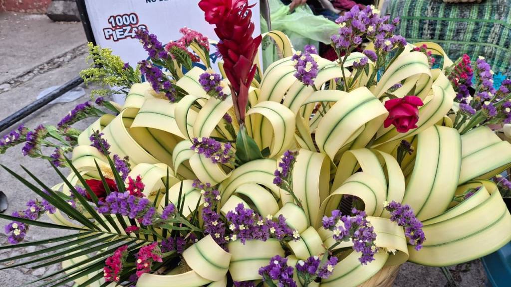 Vendedores llenan de color La Recolección con flores y ramos | Alex Meoño