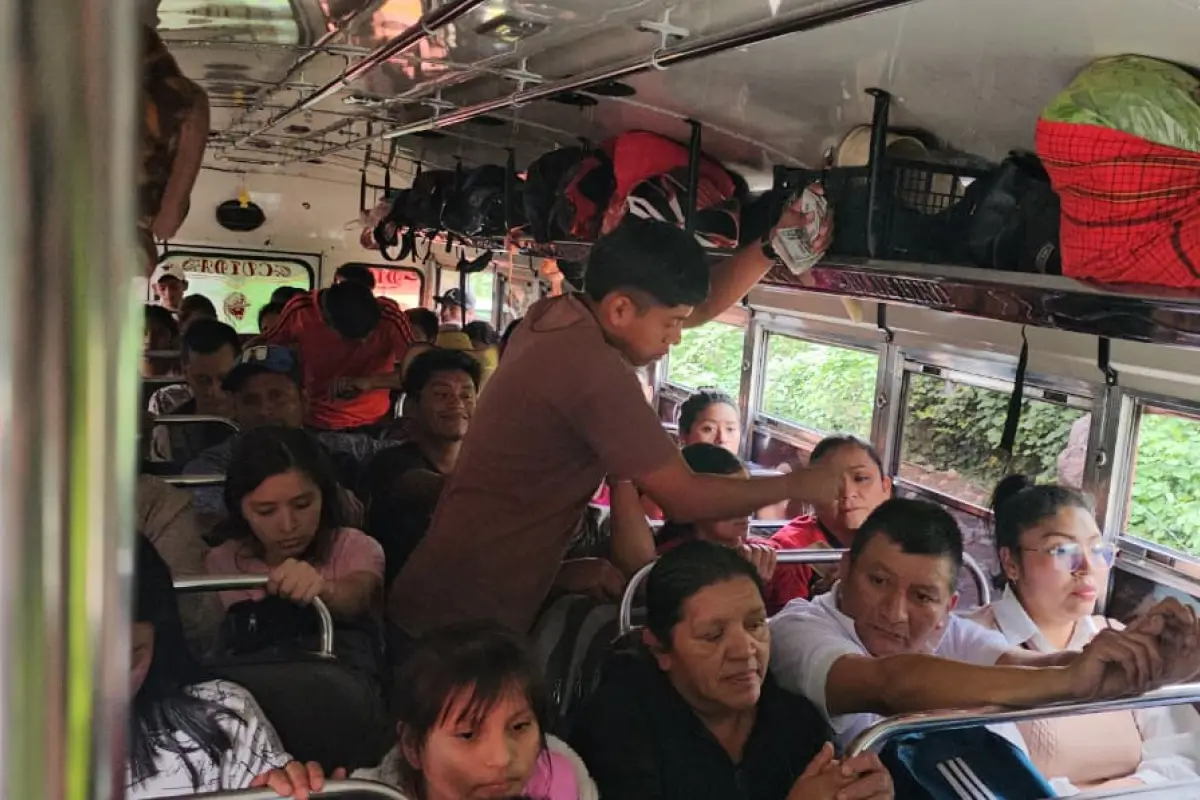 El ayudante del autobús tuvo que devolver el dinero que se cobró de más, por petición de las autoridades.