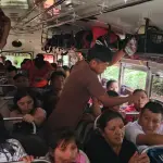 El ayudante del autobús tuvo que devolver el dinero que se cobró de más, por petición de las autoridades.