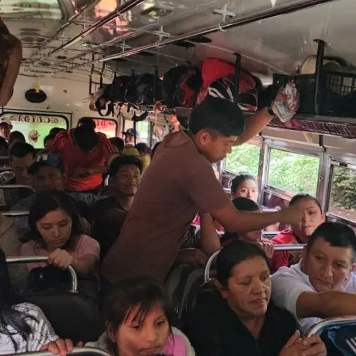 El ayudante del autobús tuvo que devolver el dinero que se cobró de más, por petición de las autoridades.