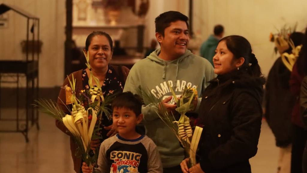 Comerciantes y feligreses llenan iglesias el Domingo de Ramos | Alex Meoño