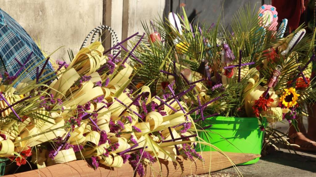 Comerciantes y feligreses llenan iglesias el Domingo de Ramos | Alex Meoño