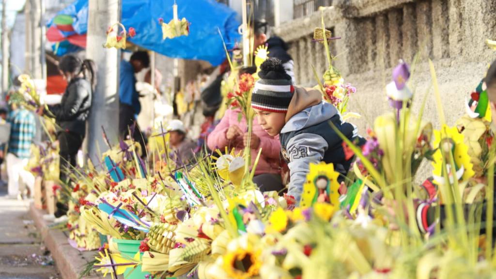 Comerciantes y feligreses llenan iglesias el Domingo de Ramos | Alex Meoño