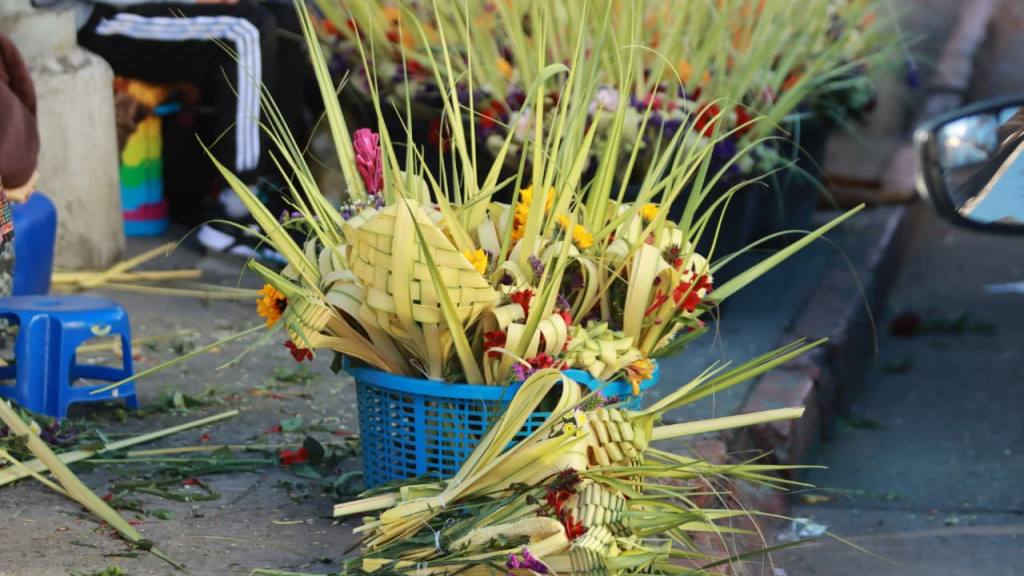 Comerciantes y feligreses llenan iglesias el Domingo de Ramos | Alex Meoño