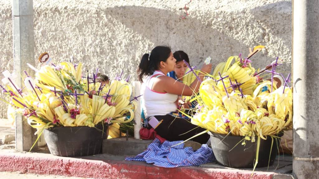 Comerciantes y feligreses llenan iglesias el Domingo de Ramos | Alex Meoño