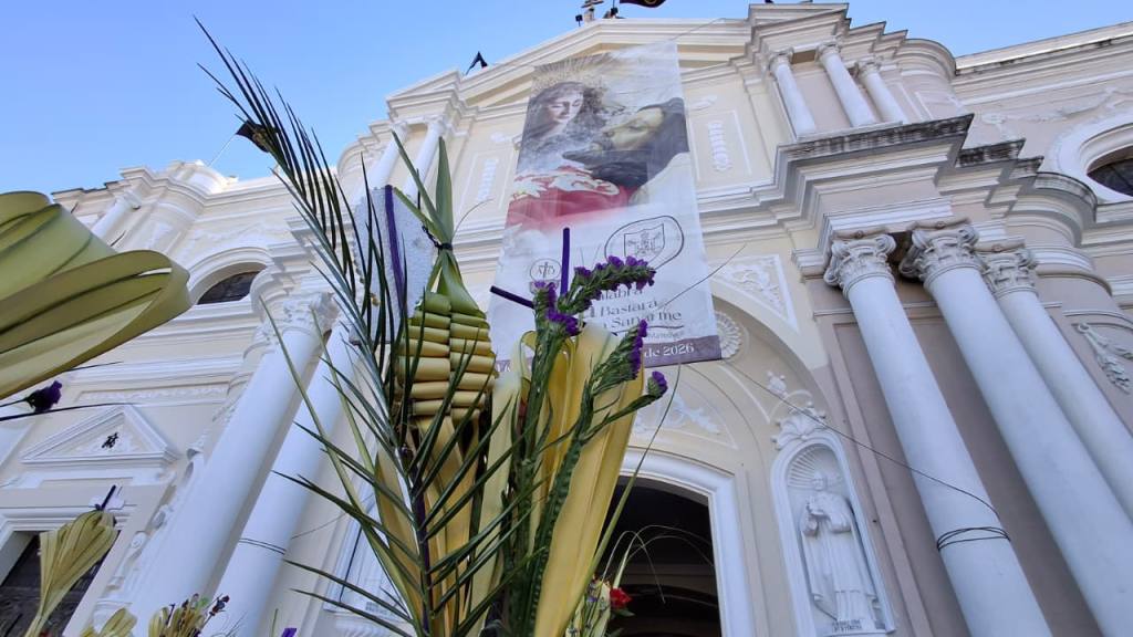 Comerciantes y feligreses llenan iglesias el Domingo de Ramos | Alex Meoño