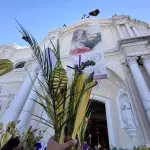 Comerciantes y feligreses llenan los templos en el Domingo de Ramost