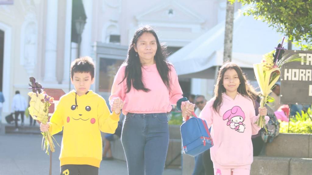 Comerciantes y feligreses llenan iglesias el Domingo de Ramos | Alex Meoño