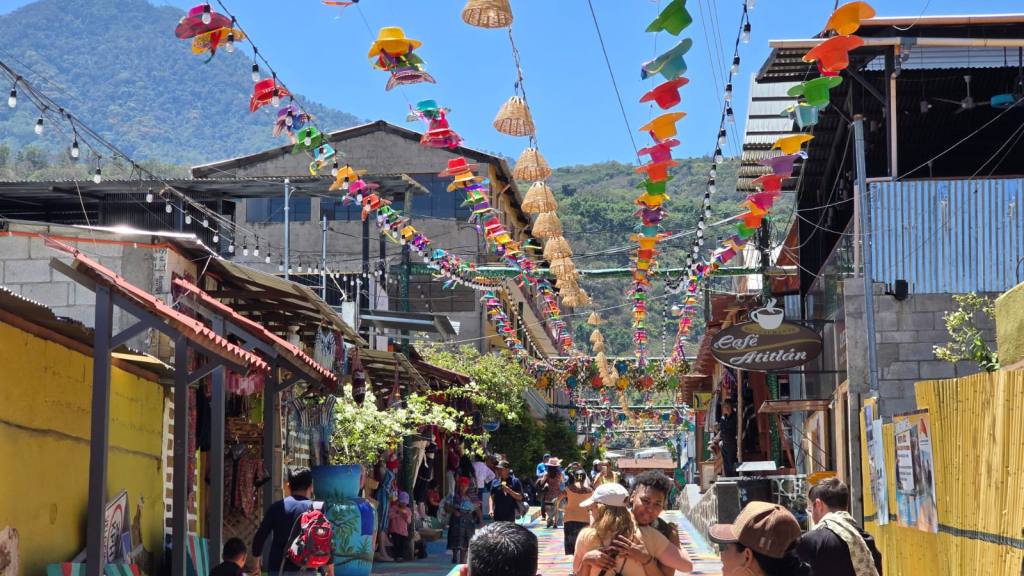 Turistas disfrutan el Domingo de Ramos en San Juan La Laguna | Cortesía Douglas Barán