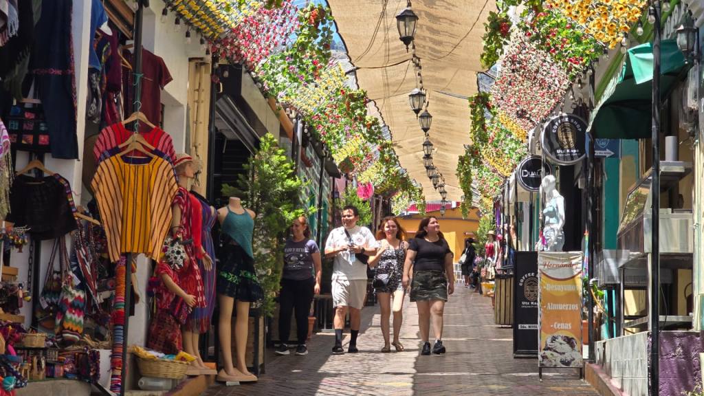 Turistas disfrutan el Domingo de Ramos en San Juan La Laguna | Cortesía Douglas Barán