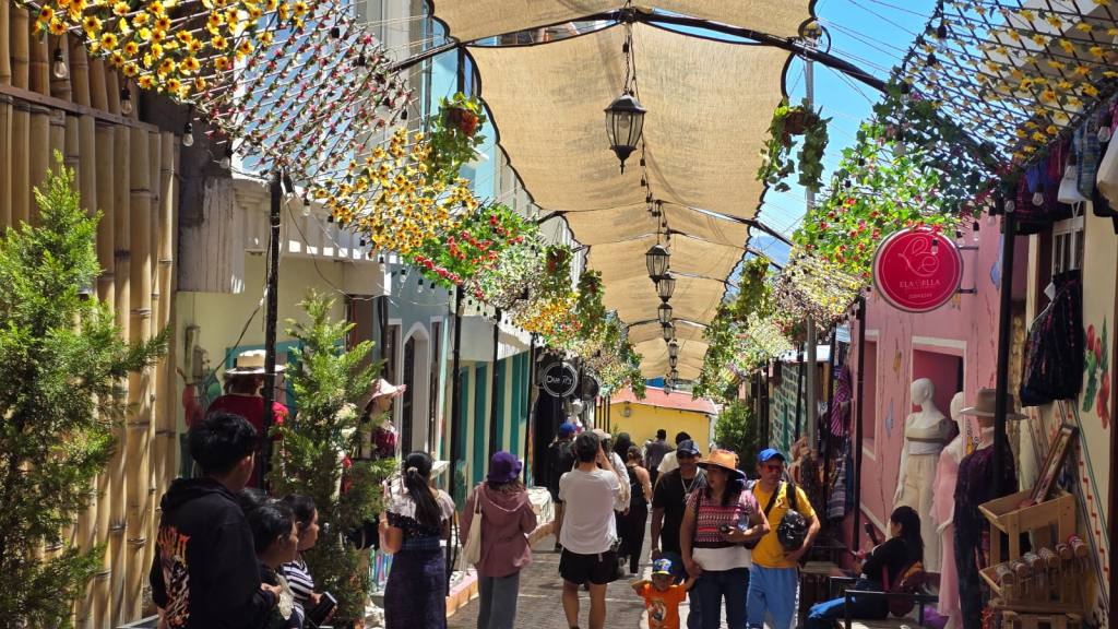 Turistas disfrutan el Domingo de Ramos en San Juan La Laguna | Cortesía Douglas Barán