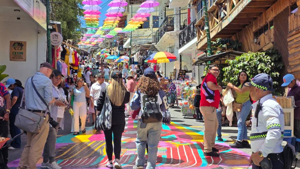 Turistas disfrutan el Domingo de Ramos en San Juan La Laguna | Cortesía Douglas Barán
