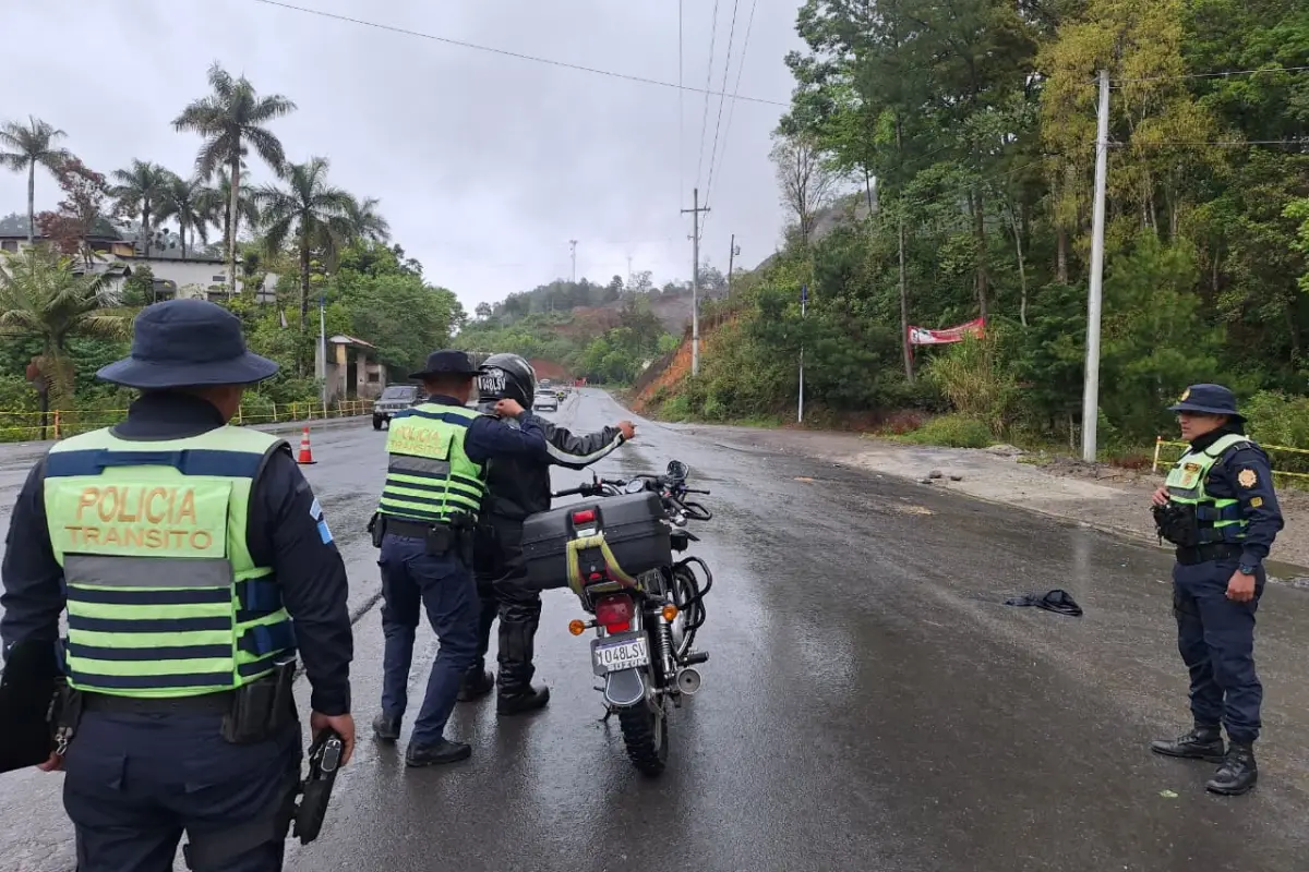 Agentes hacen revisiones constantes durante operativos en las carreteras del país., PNC de Guatemala.