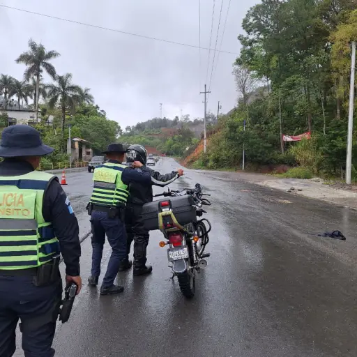 Agentes hacen revisiones constantes durante operativos en las carreteras del país. ,PNC de Guatemala.