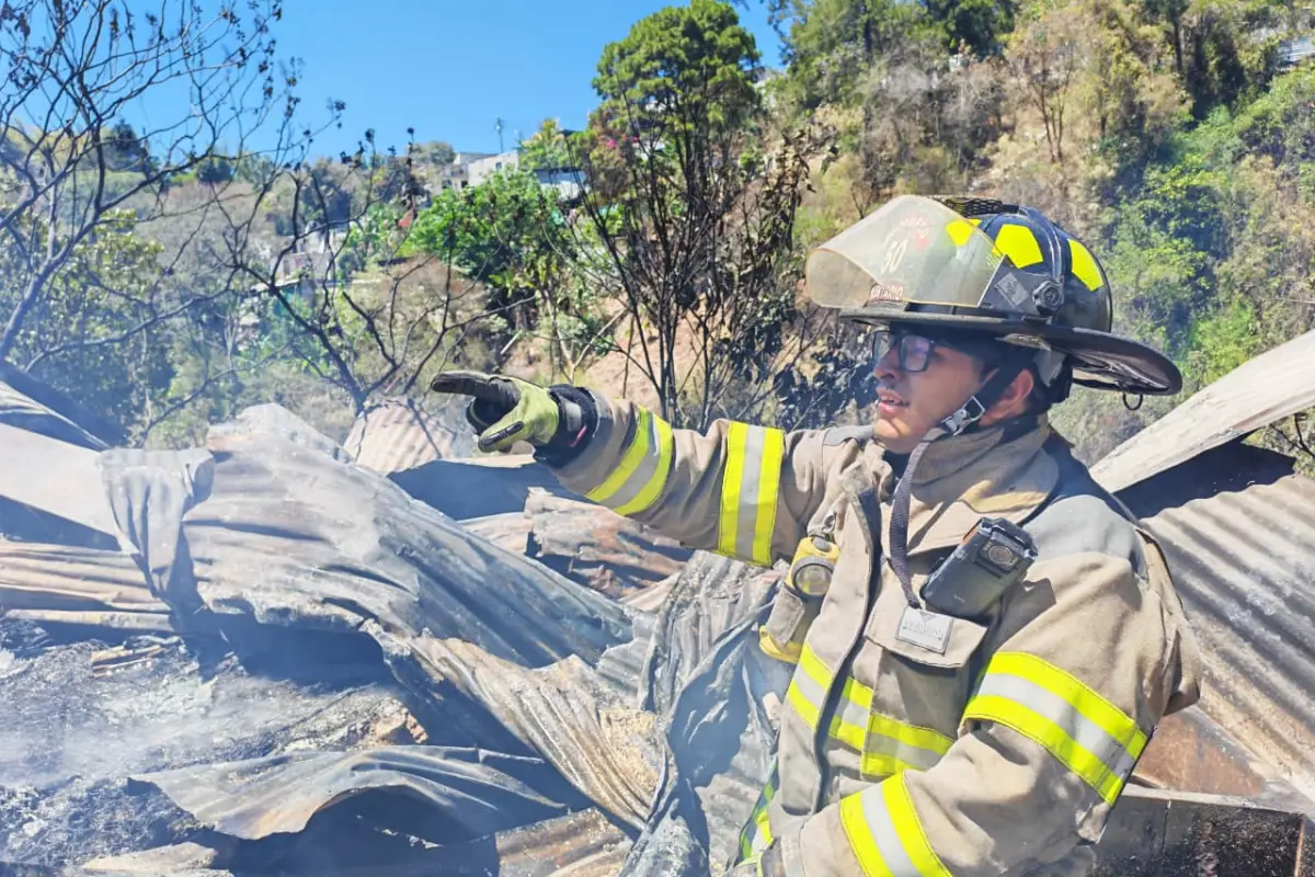 Al menos tres compañías de Bomberos Voluntarios trabajaron en el incendio de la colonia Bendición de Dios, zona 18., Bomberos Voluntarios.