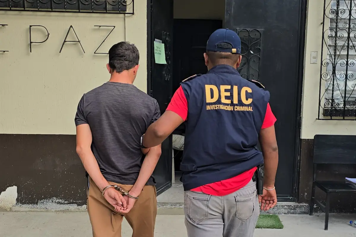 Personal de la PNC condujo al acusado hacia un juzgado donde deberá resolver su situación legal., PNC de Guatemala.