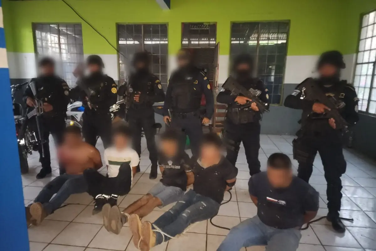 La PNC informó que hay cuatro adultos detenidos y un adolescente que será conducido a un juzgado especializado en menores en conflicto con la ley penal., PNC de Guatemala.