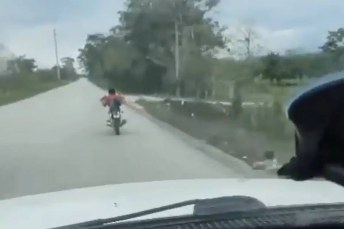 Piloto de picop graba peligrosa maniobra de motorista en plena ruta., Captura de pantalla video de X.