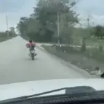 Piloto de picop graba peligrosa maniobra de motorista en plena ruta. ,Captura de pantalla video de X.