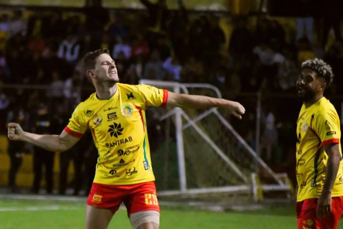 Diego Casas celebrando ante Comunicaciones