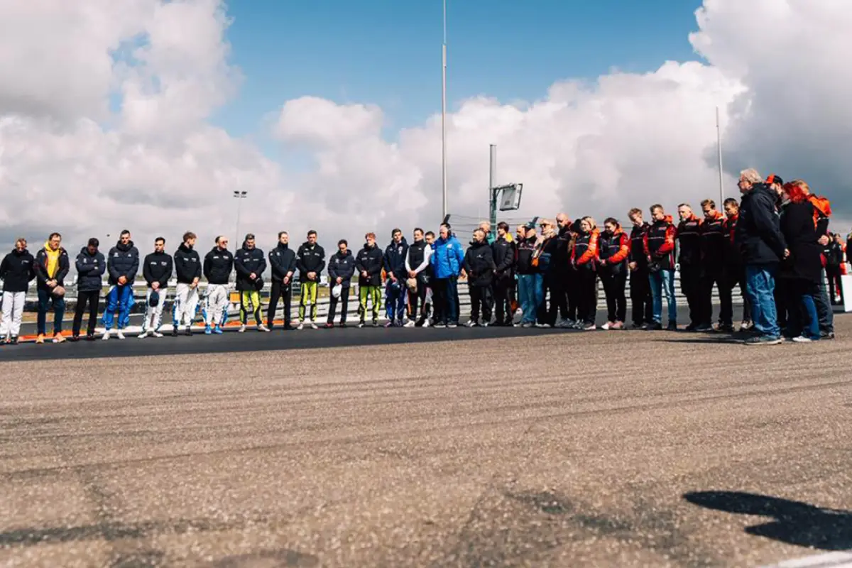 Minuto de silencio por la muerte del piloto finlandés Juha Miettinen - instagram @24hnbr