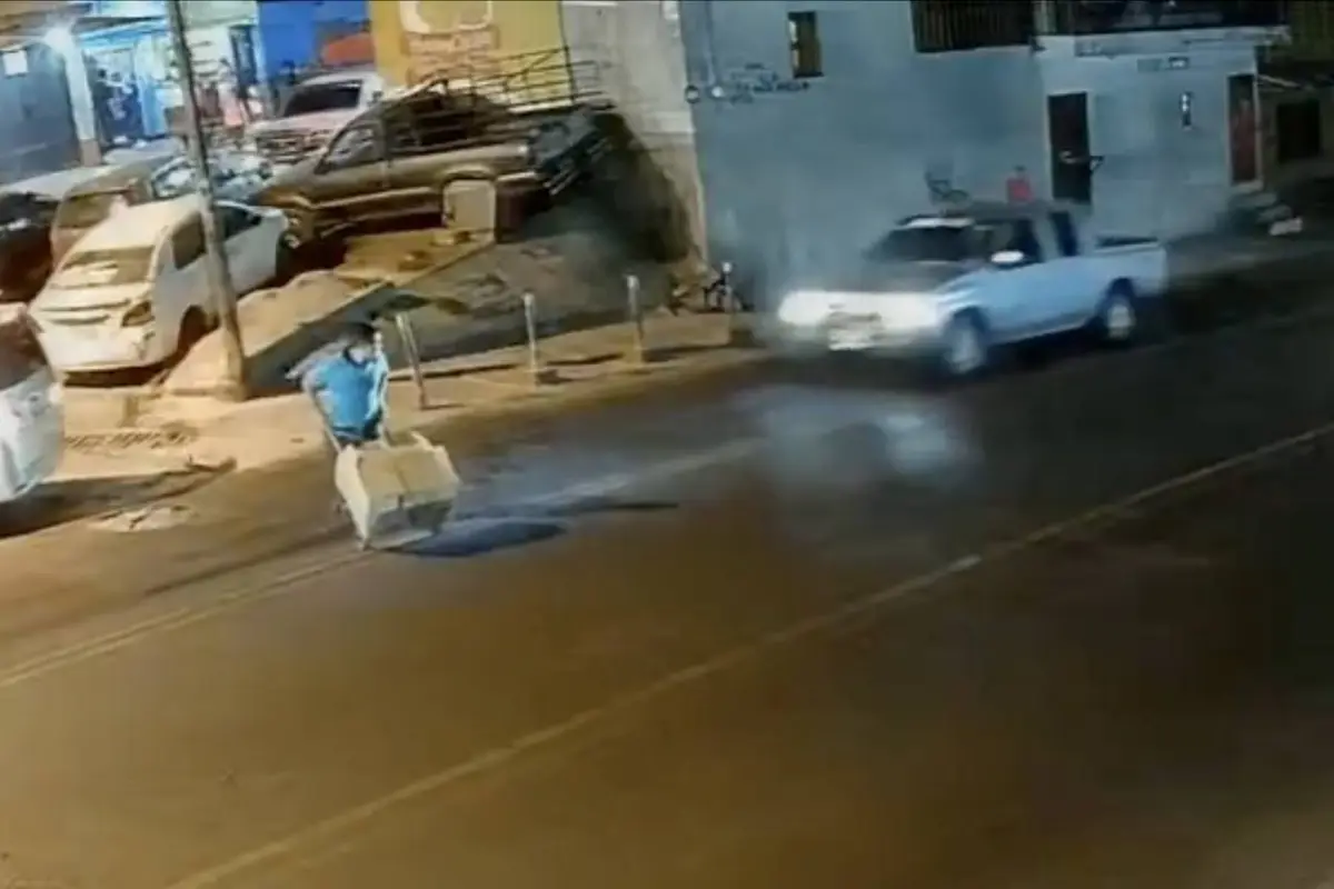 Video capta el momento exacto del atropello en Villa Hermosa., Captura de pantalla video de X.