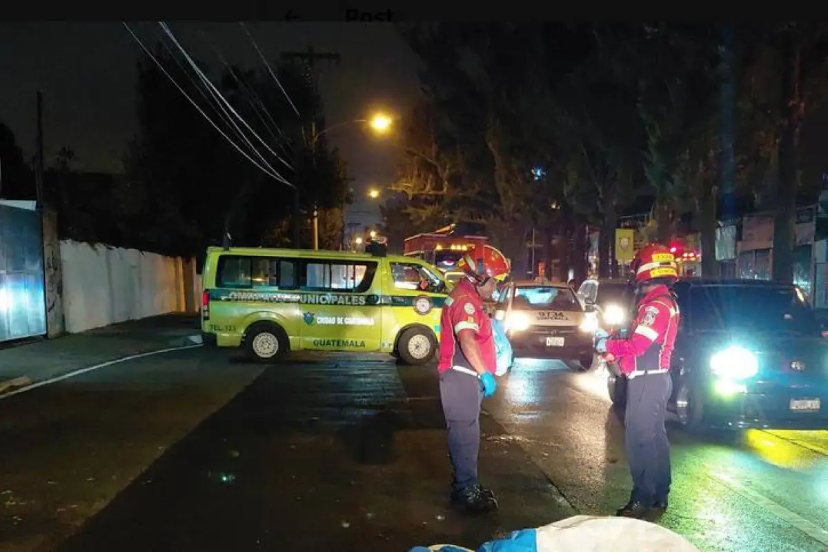 Área donde fue atropellada una persona en calzada San Juan, zona 7., Bomberos Municipales