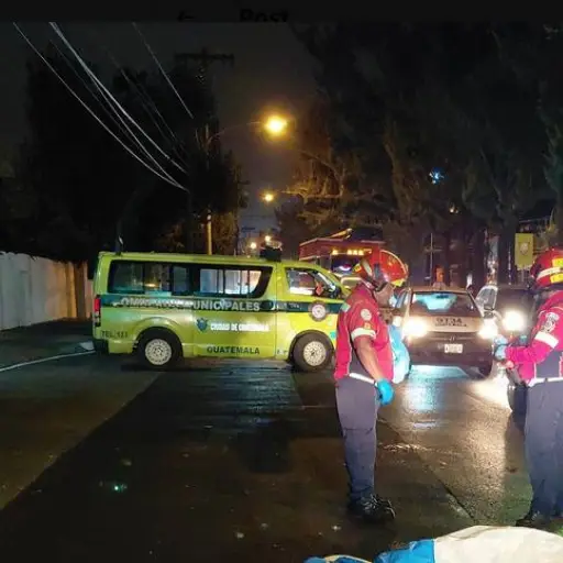 Área donde fue atropellada una persona en calzada San Juan, zona 7. ,Bomberos Municipales