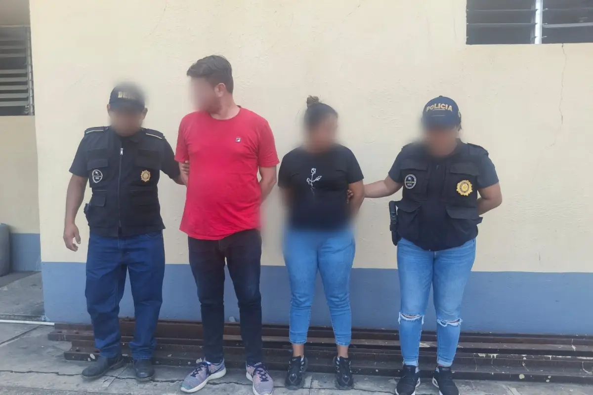 Las personas detenidas por estar vinculadas con el robo de medicamentos de un hospital en Izabal., PNC