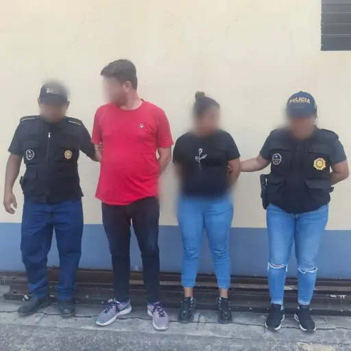Las personas detenidas por estar vinculadas con el robo de medicamentos de un hospital en Izabal. ,PNC