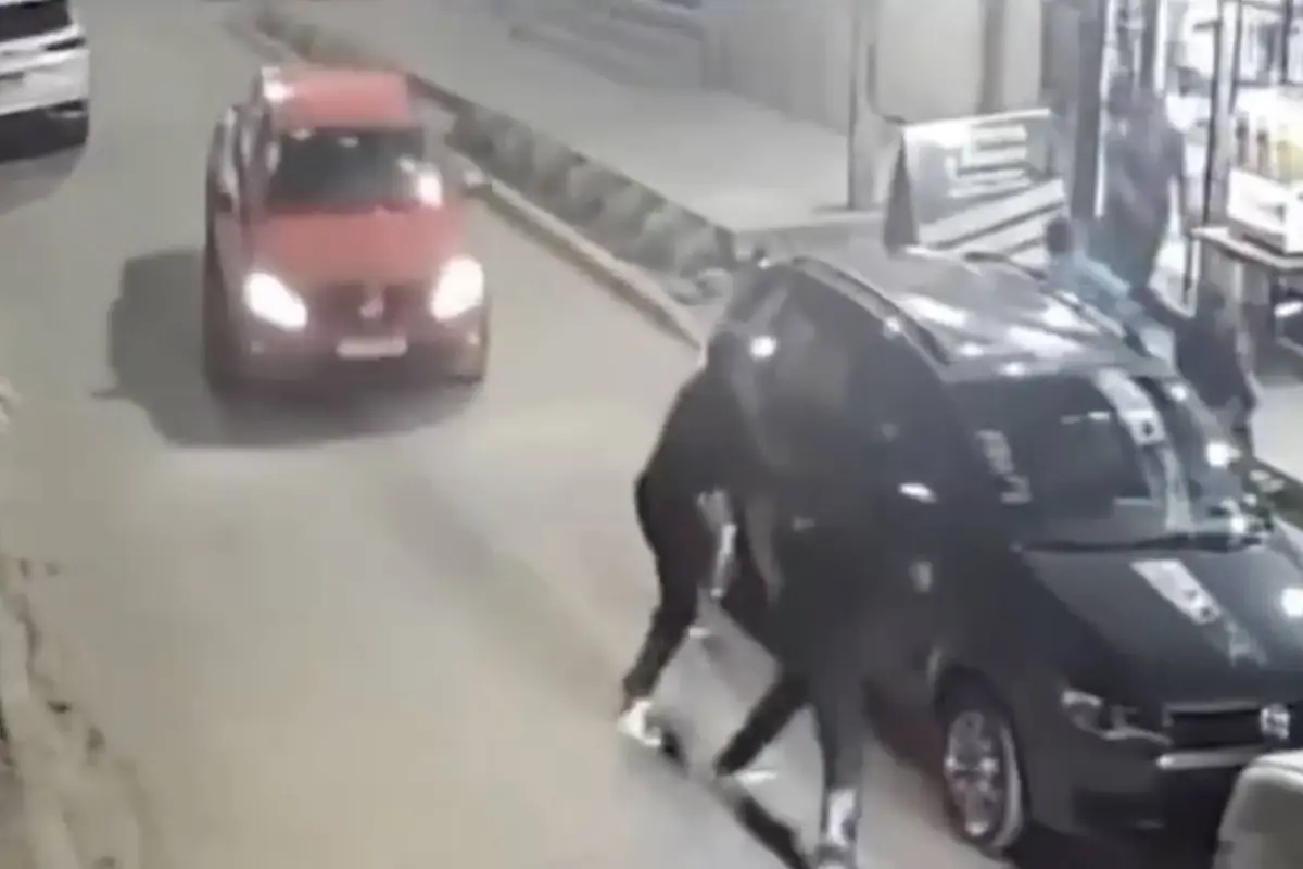 Automovilista frustra violento intento de robo al atropellar a delincuente en plena huida en Argentina., Captura de pantalla video de X.