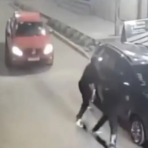 Automovilista frustra violento intento de robo al atropellar a delincuente en plena huida en Argentina. ,Captura de pantalla video de X.