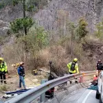 Tragedia en ruta ChimaltenangoQuiché: microbús cae a barranco y deja personas fallecidast