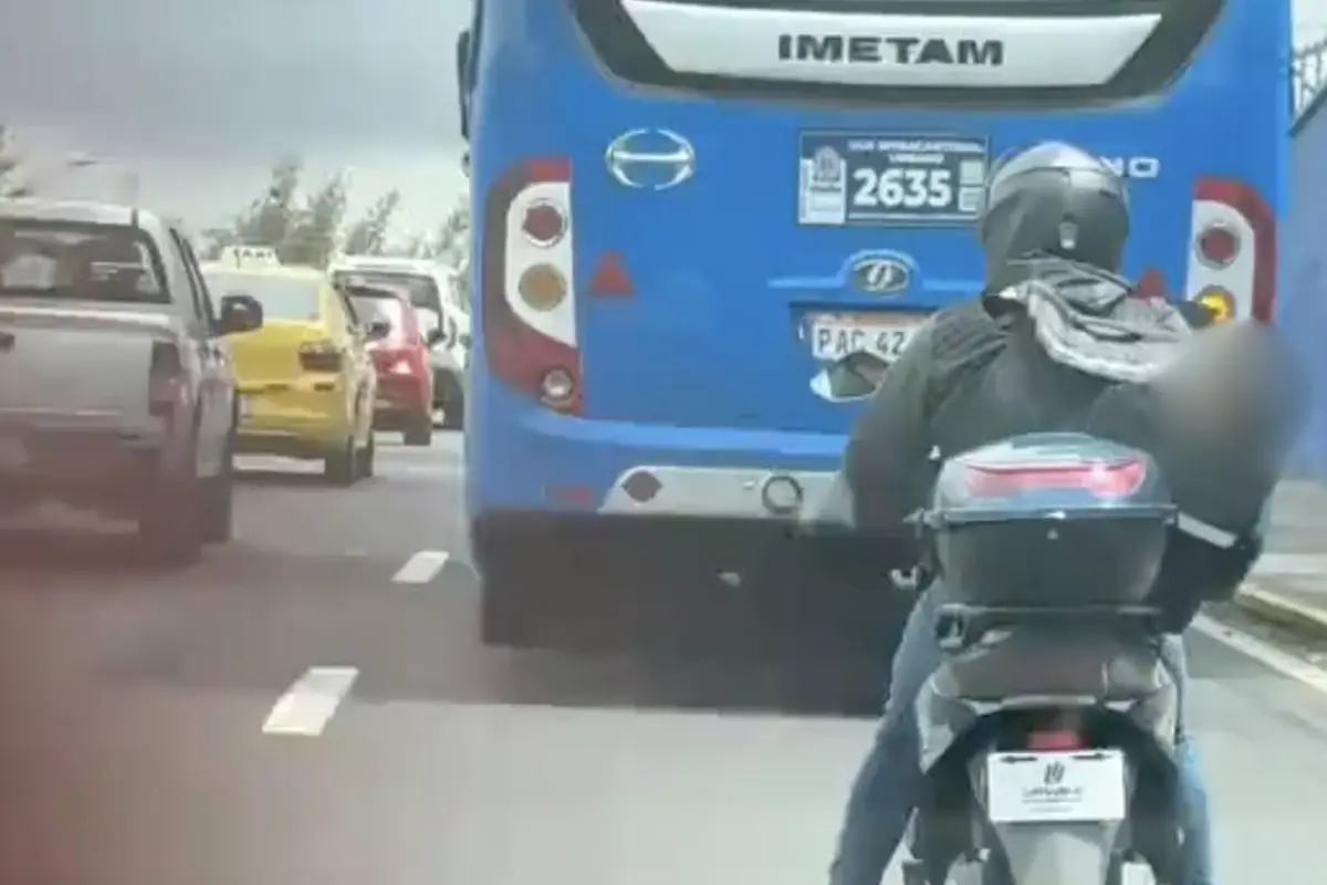 Video viral muestra a repartidor transportando a un niño en mochila de delivery., Captura de pantalla video de X.