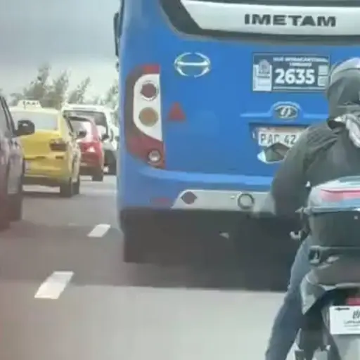 Video viral muestra a repartidor transportando a un niño en mochila de delivery. ,Captura de pantalla video de X.