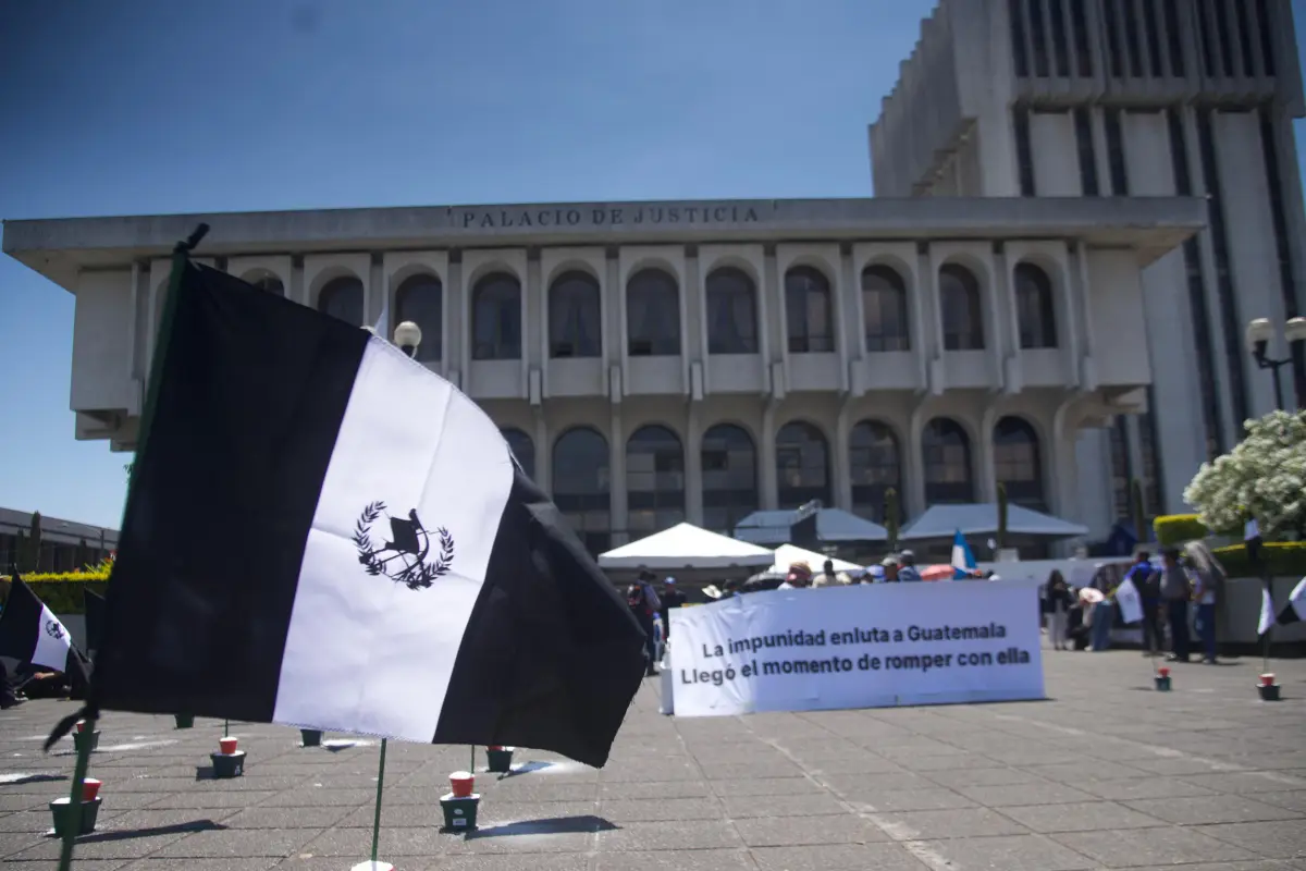 Banderas y letreros colocadas frente a la sede de la Corte Suprema de Justicia durante manifestación de autoridades indígenas., Omar Solís/Emisoras Unidas