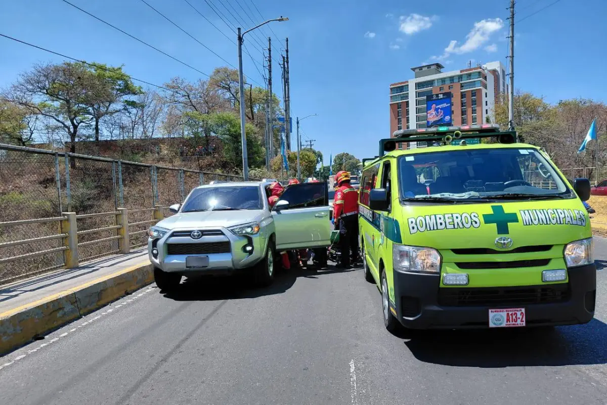 El paso está parcialmente cerrado en el puente el Naranjo tras el hecho de violencia que dejó a una persona herida., Bomberos Municipales