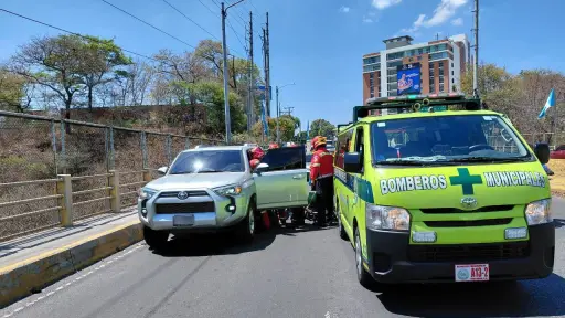 El paso está parcialmente cerrado en el puente el Naranjo tras el hecho de violencia que dejó a una persona herida. ,Bomberos Municipales