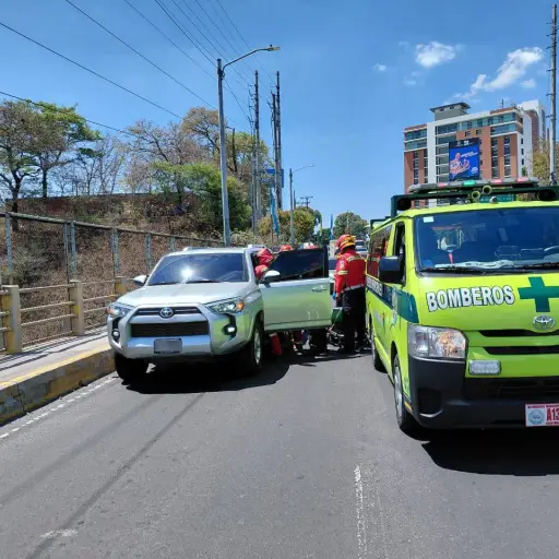 El paso está parcialmente cerrado en el puente el Naranjo tras el hecho de violencia que dejó a una persona herida. ,Bomberos Municipales