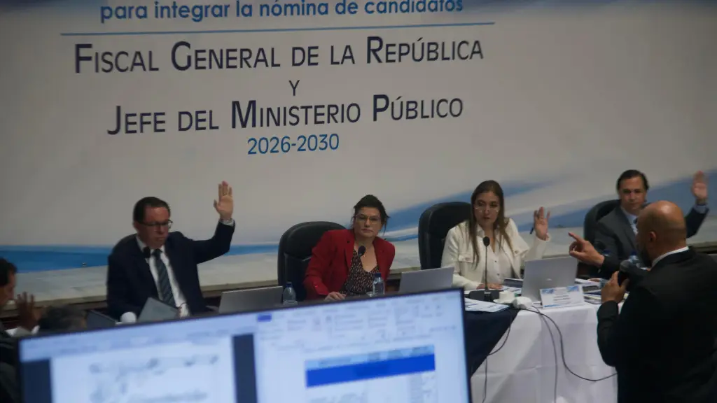 Patricia Gámez, presidenta del Colegio de Abogados, y otros comisionados al momento de votar sobre la calificación de la fiscal general, Consuelo Porras, en la sesión del jueves, 16 de abril. La abogada no respaldó la nota de 92.33 puntos para la jefa ,Omar Solís/Emisoras Unidas